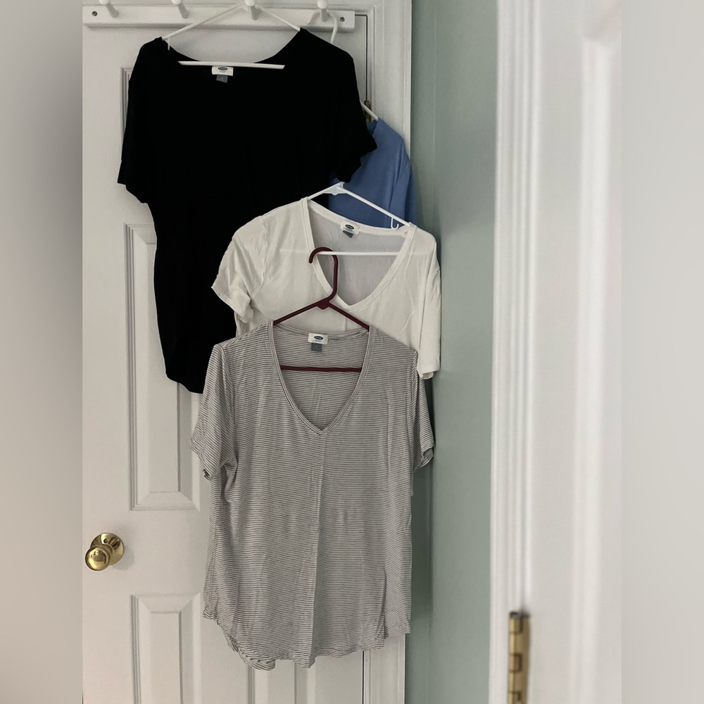Four Old Navy V-neck tops size M